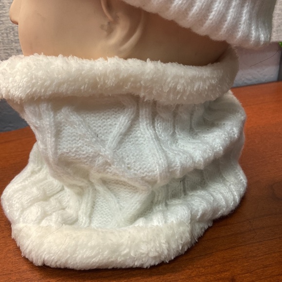 New White womans Beenie with matching scarf - Picture 3 of 8